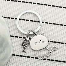Llavero metálico de gatito detalle